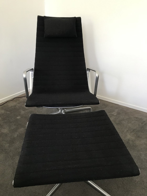 Image 1 of Vitra EAMES  EA 124  fauteuil EA 125 voetenbank