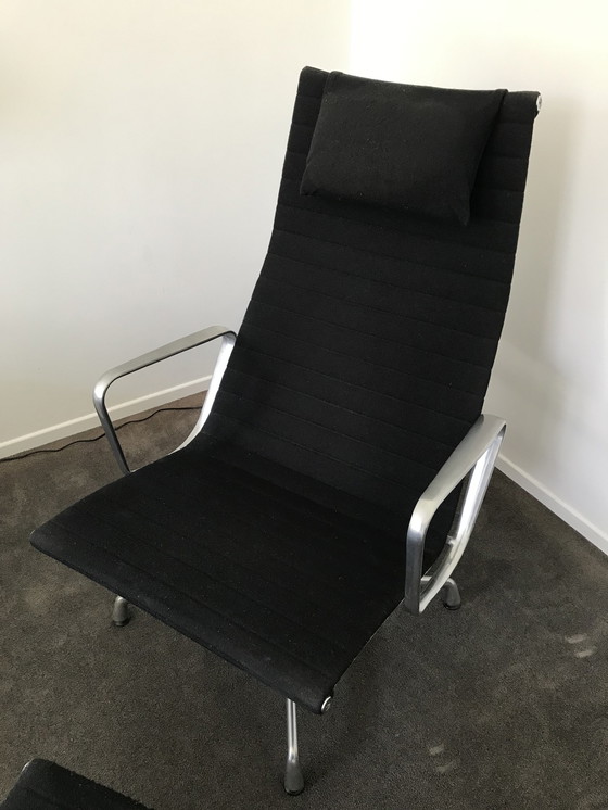 Image 1 of Vitra EAMES  EA 124  fauteuil EA 125 voetenbank