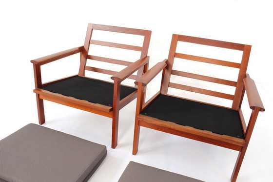 Image 1 of Illum Wikkelsø voor Niels Eilersen, 2x Deense "Capella" Teak Lounge Chair + 1x Kruk