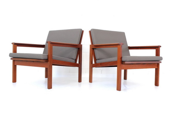 Image 1 of Illum Wikkelsø voor Niels Eilersen, 2x Deense "Capella" Teak Lounge Chair + 1x Kruk