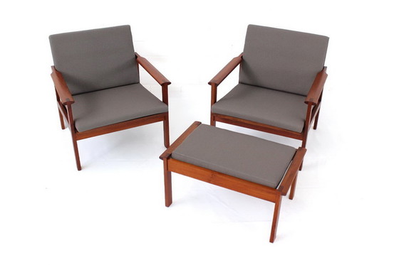 Image 1 of Illum Wikkelsø voor Niels Eilersen, 2x Deense "Capella" Teak Lounge Chair + 1x Kruk