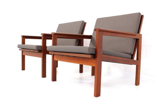 Image 1 of Illum Wikkelsø voor Niels Eilersen, 2x Deense "Capella" Teak Lounge Chair + 1x Kruk