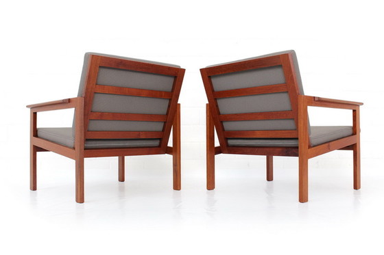 Image 1 of Illum Wikkelsø voor Niels Eilersen, 2x Deense "Capella" Teak Lounge Chair + 1x Kruk