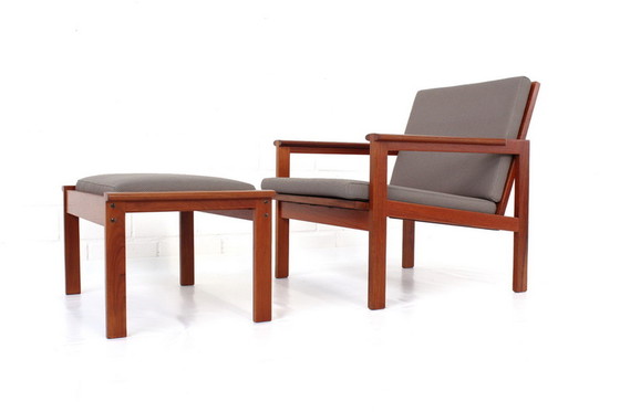 Image 1 of Illum Wikkelsø voor Niels Eilersen, 2x Deense "Capella" Teak Lounge Chair + 1x Kruk