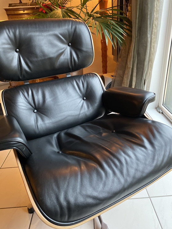 Image 1 of Vitra Eames fauteuil & poef.