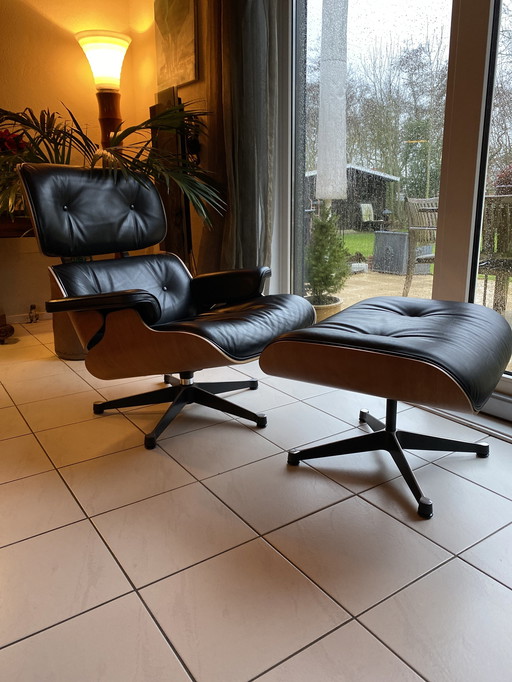 Vitra Eames fauteuil & poef.