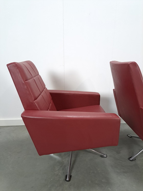 Image 1 of Vintage bordeauxrode draaifauteuil
