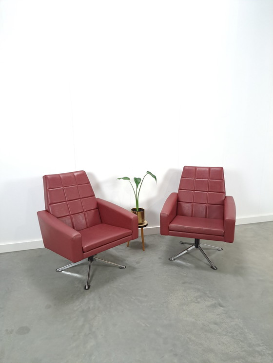 Image 1 of Vintage bordeauxrode draaifauteuil