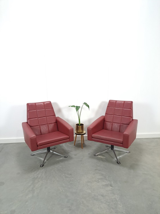 Image 1 of Vintage bordeauxrode draaifauteuil