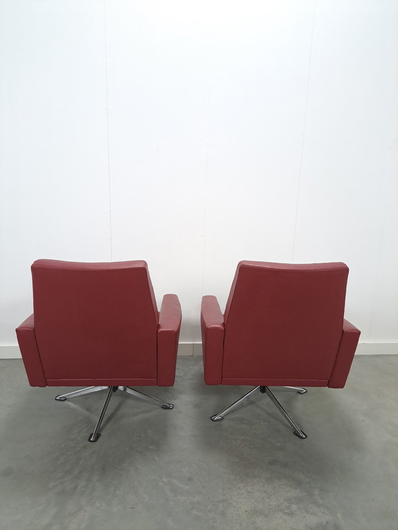 Image 1 of Vintage bordeauxrode draaifauteuil