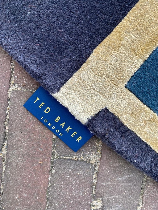 Nieuw Ted Baker tapijt rond