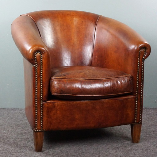 Schapenleren clubfauteuil in een warme cognac/ kastanje kleur