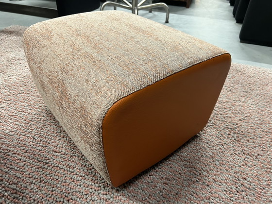 Image 1 of Leolux Pallone Fauteuil met hocker oranje bruin