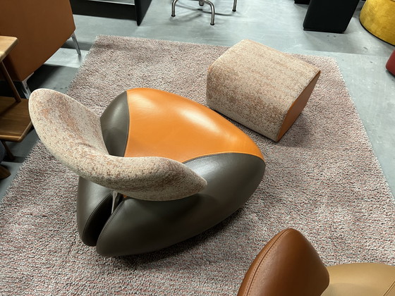 Image 1 of Leolux Pallone Fauteuil met hocker oranje bruin