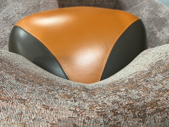 Image 1 of Leolux Pallone Fauteuil met hocker oranje bruin