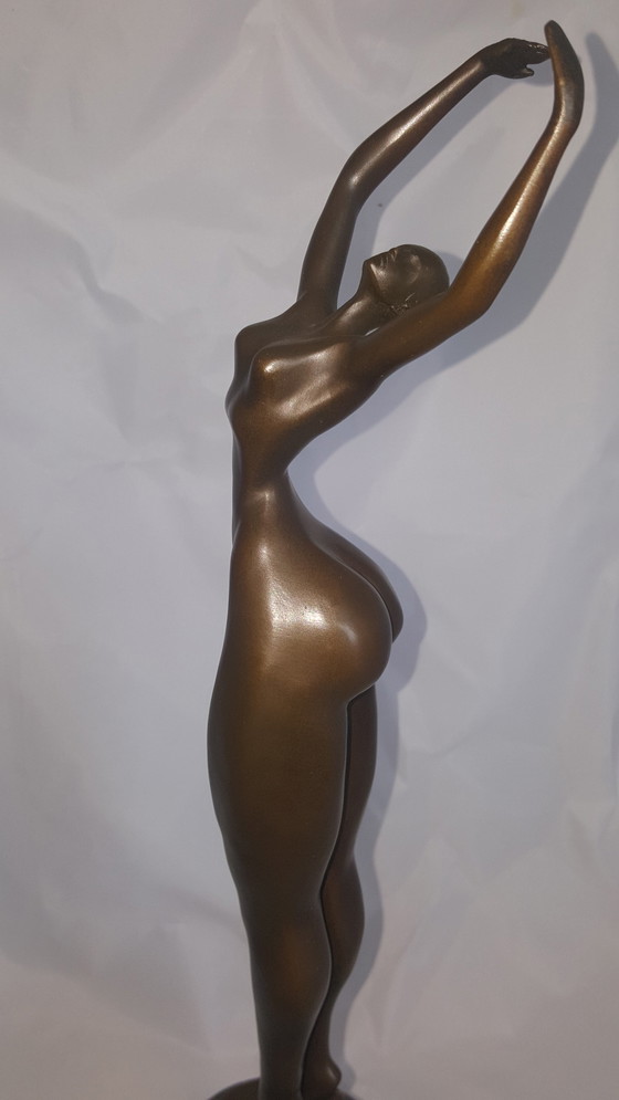 Image 1 of Kunstenaar  Juno, Bronzen beeld van een danseres