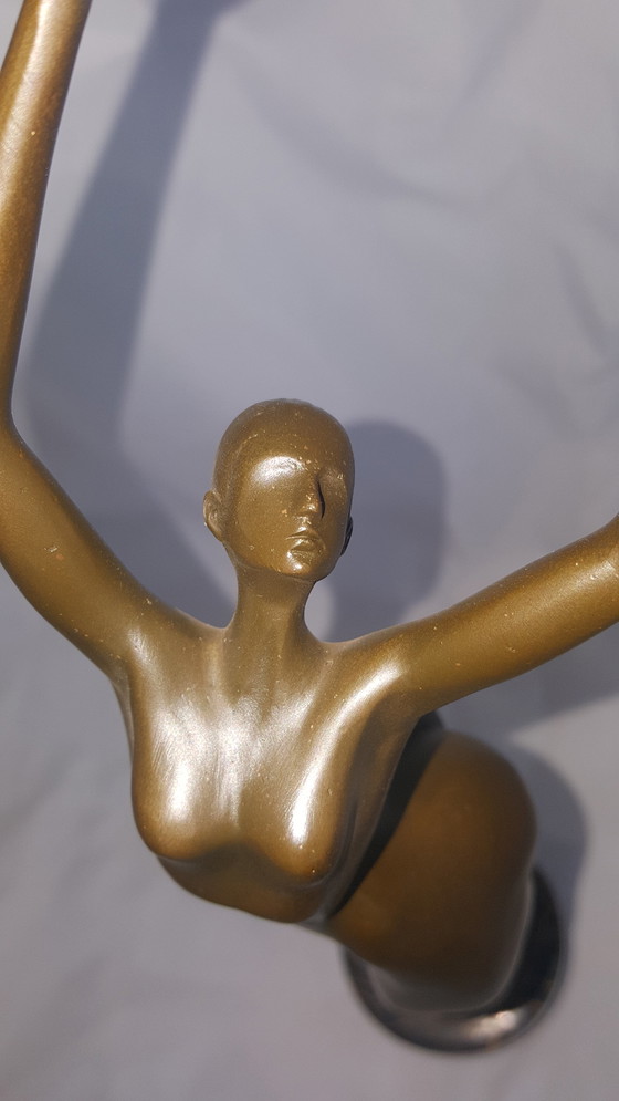 Image 1 of Kunstenaar  Juno, Bronzen beeld van een danseres