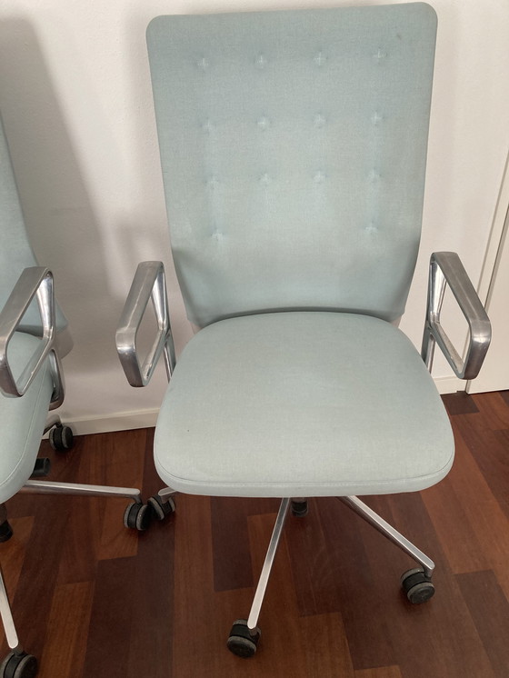 Image 1 of 2x Opknapper: Vitra Eames ID chair. Bureaustoel concept kleur licht blauw