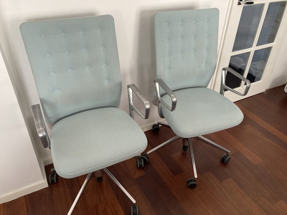 Image 1 of 2x Opknapper: Vitra Eames ID chair. Bureaustoel concept kleur licht blauw