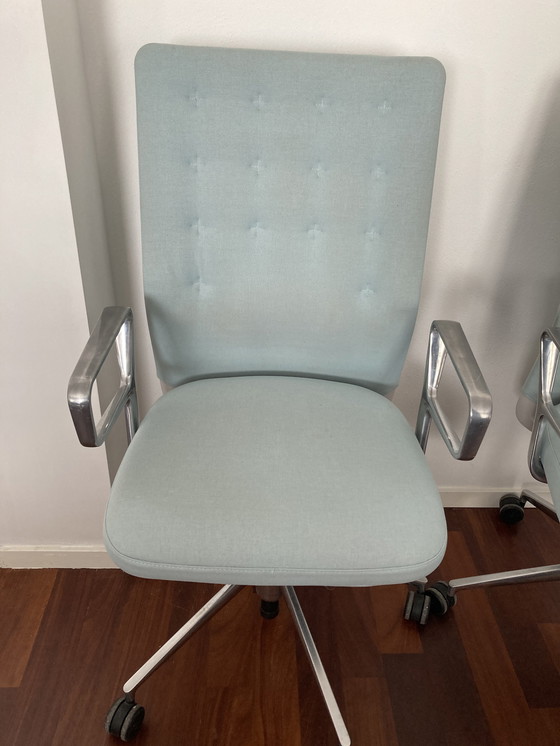 Image 1 of 2x Opknapper: Vitra Eames ID chair. Bureaustoel concept kleur licht blauw