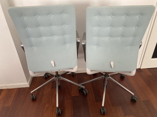 2x Opknapper: Vitra Eames ID chair. Bureaustoel concept kleur licht blauw