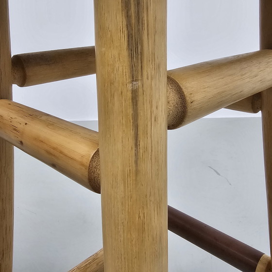 Image 1 of 2 herstoffeerde vintage palmhouten barkrukken, Jim Thompson boucle stof