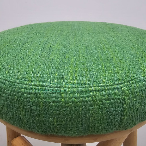 Image 1 of 2 herstoffeerde vintage palmhouten barkrukken, Jim Thompson boucle stof