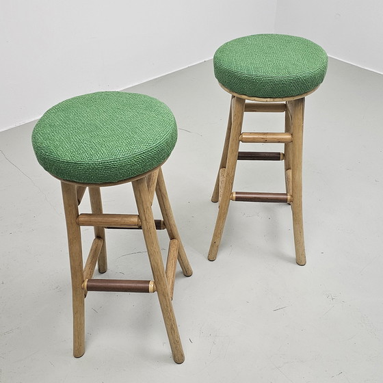 Image 1 of 2 herstoffeerde vintage palmhouten barkrukken, Jim Thompson boucle stof