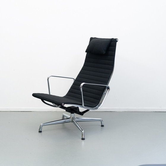 Image 1 of 2x Vitra Eames Ea 124 chair