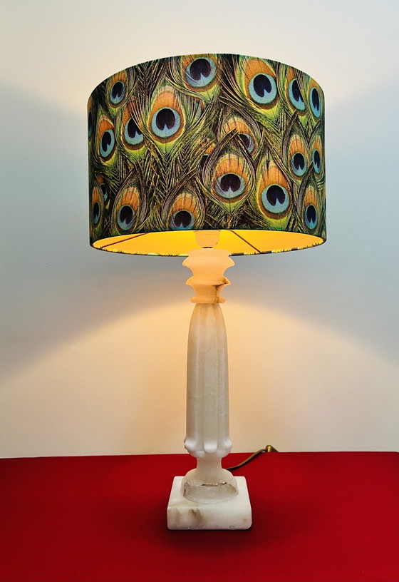 Image 1 of Antieke marmeren lamp met nieuwe kap van pauwenveren