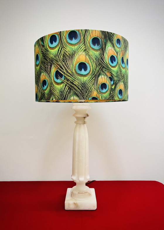 Image 1 of Antieke marmeren lamp met nieuwe kap van pauwenveren