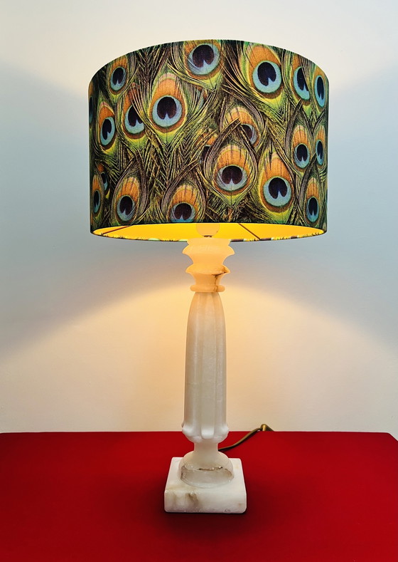 Image 1 of Antieke marmeren lamp met nieuwe kap van pauwenveren