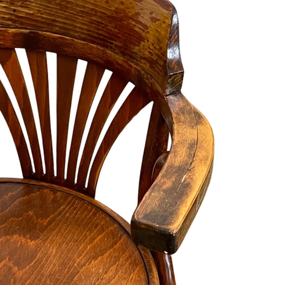 Image 1 of Vintage gebogen houten kapiteinsstoel