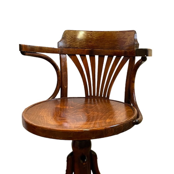 Image 1 of Vintage gebogen houten kapiteinsstoel