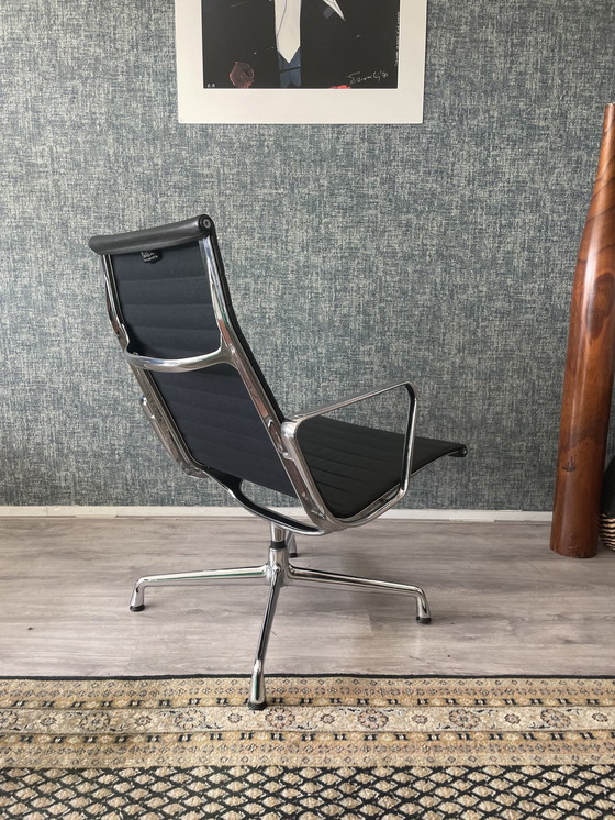 Image 1 of Vitra EA 115 lederen fauteuil ontworpen door Eames