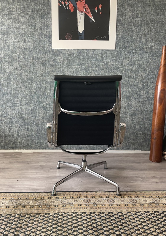 Image 1 of Vitra EA 115 lederen fauteuil ontworpen door Eames