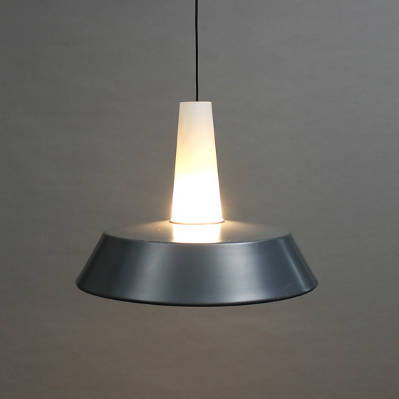 Image 1 of Louis Kalff (1897-1976) Philips hanglamp, gesatineerd glazen kelk met een grijs metalen kap, Jaren zestig