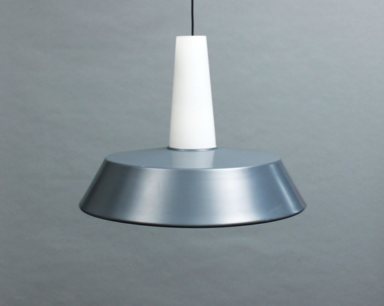 Image 1 of Louis Kalff (1897-1976) Philips hanglamp, gesatineerd glazen kelk met een grijs metalen kap, Jaren zestig