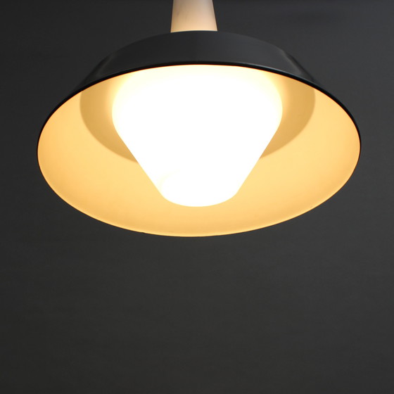 Image 1 of Louis Kalff (1897-1976) Philips hanglamp, gesatineerd glazen kelk met een grijs metalen kap, Jaren zestig