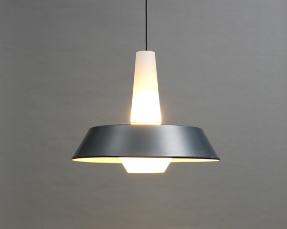 Image 1 of Louis Kalff (1897-1976) Philips hanglamp, gesatineerd glazen kelk met een grijs metalen kap, Jaren zestig