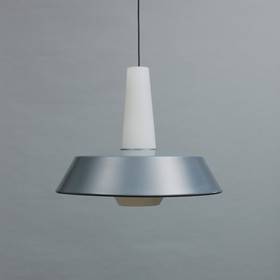 Image 1 of Louis Kalff (1897-1976) Philips hanglamp, gesatineerd glazen kelk met een grijs metalen kap, Jaren zestig