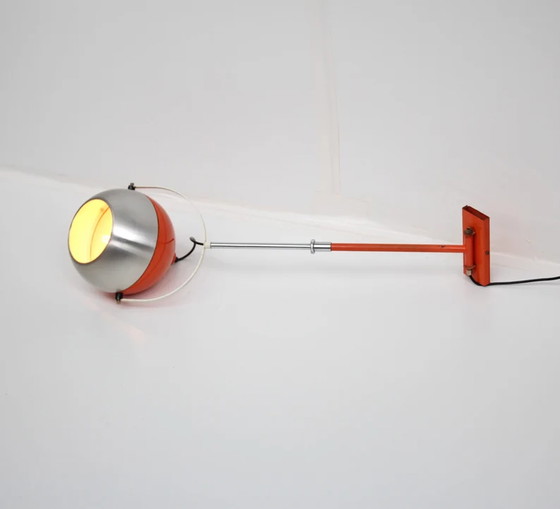 Image 1 of Space age wandhanger - Oranje en aluminium