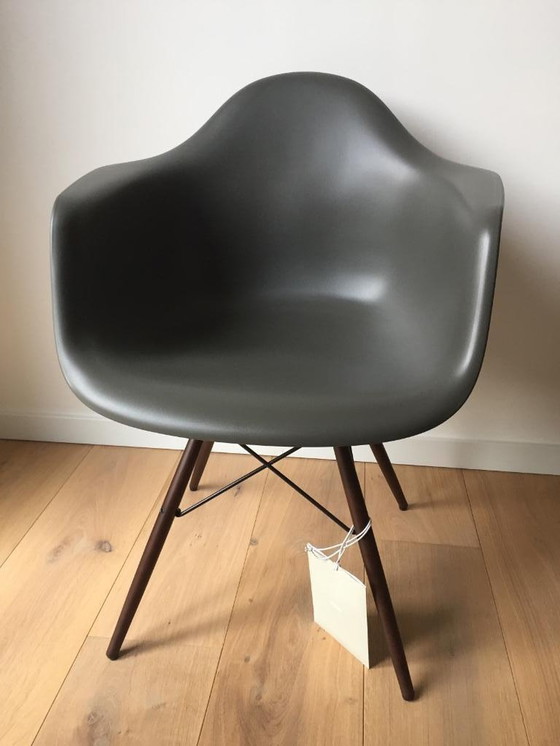 Image 1 of Vitra Eames DAW stoel grantiet grijs - esdoorn