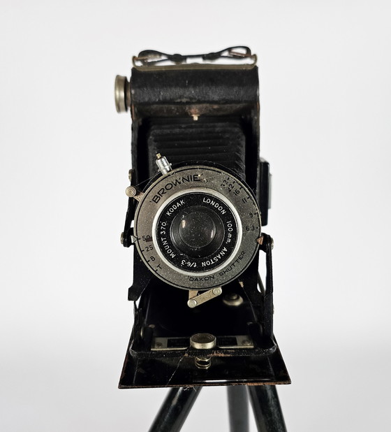 Image 1 of Kodak - London- 100mm - Anaston F/6.3 Mount 370 Camera - W/ Brownie "DAKON" met statief - 19