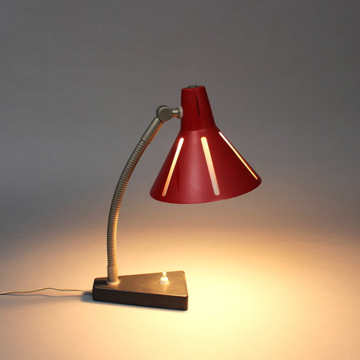 H. T. J. A. Busquet (1914-1977) Bureaulamp uit de Zonneserie voor Hala Zeist, gemerkt 