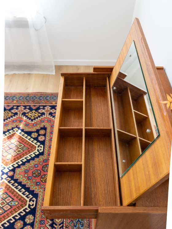 Image 1 of Vintage Deense ladekast met ingebouwde make-upspiegel