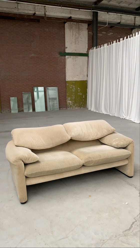 Image 1 of Cassina Maralunga 2 zits creme stof