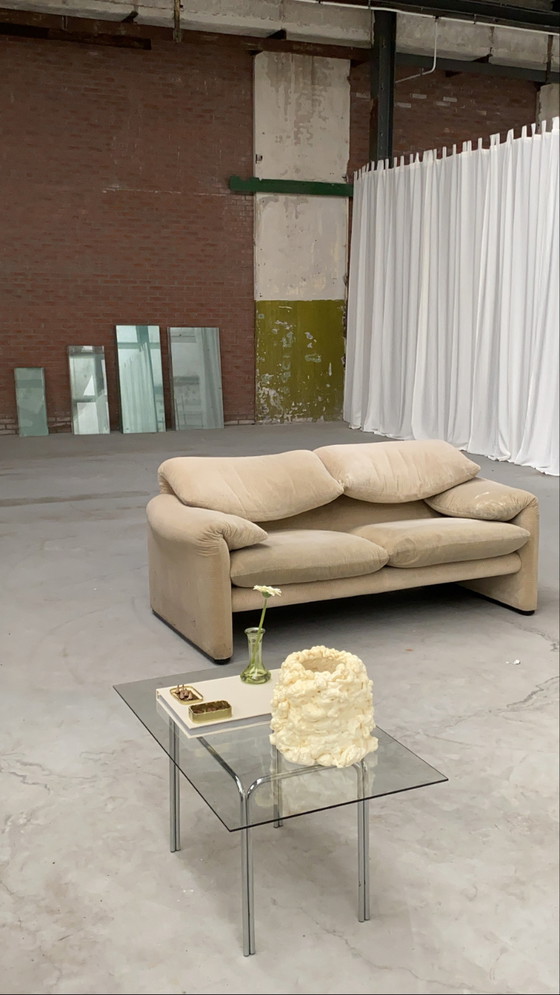 Image 1 of Cassina Maralunga 2 zits creme stof