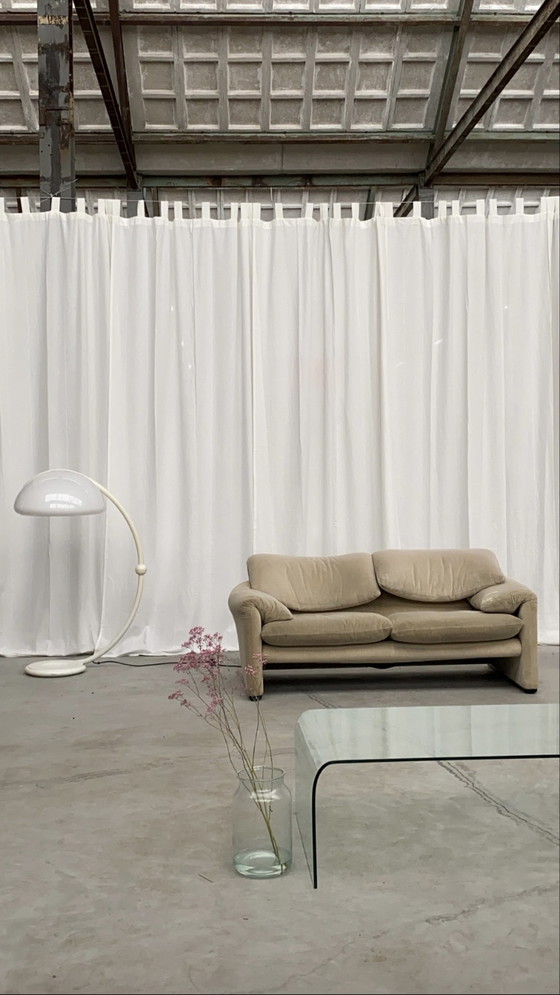 Image 1 of Cassina Maralunga 2 zits creme stof