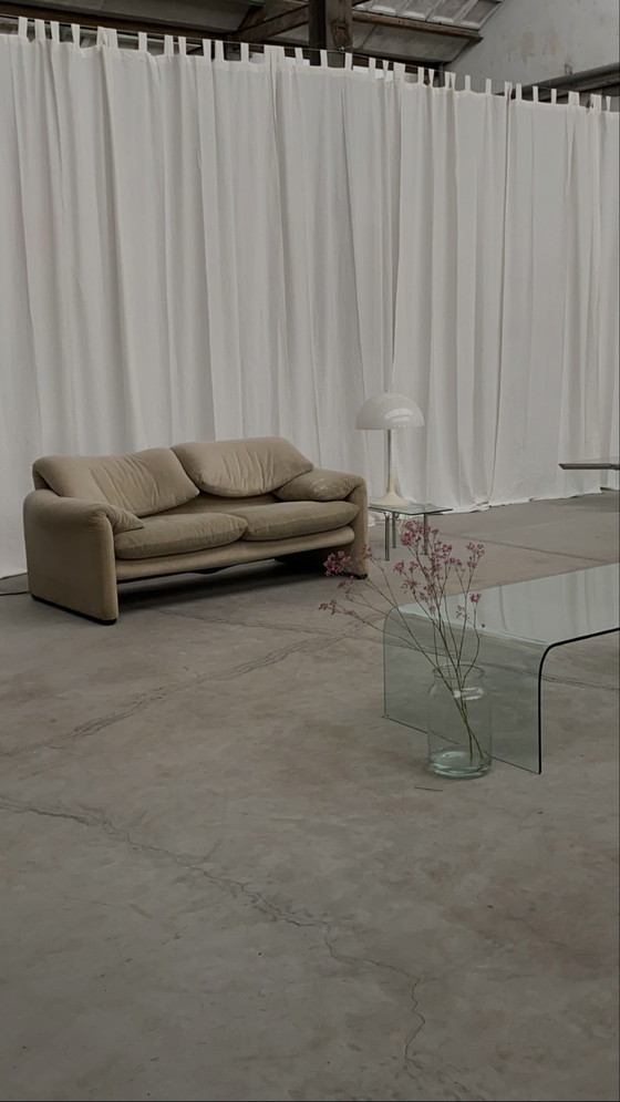 Image 1 of Cassina Maralunga 2 zits creme stof